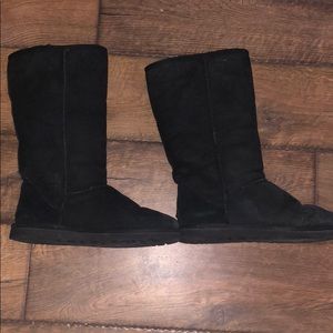 Black Ugg boots